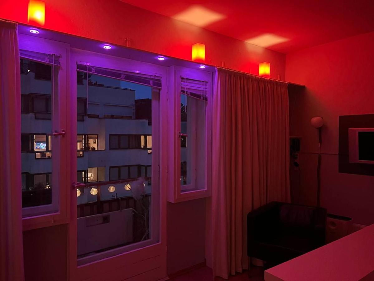 Cozy Modern Apartment With Small Balcony In The Heart Of Berlin Exterior photo